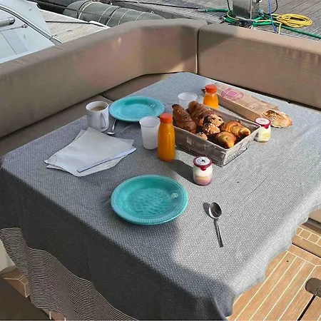 Bateau Port Centre Hotel en barco Cannes