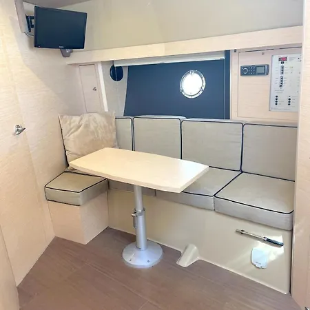 Bateau Port Centre ספינת מלון